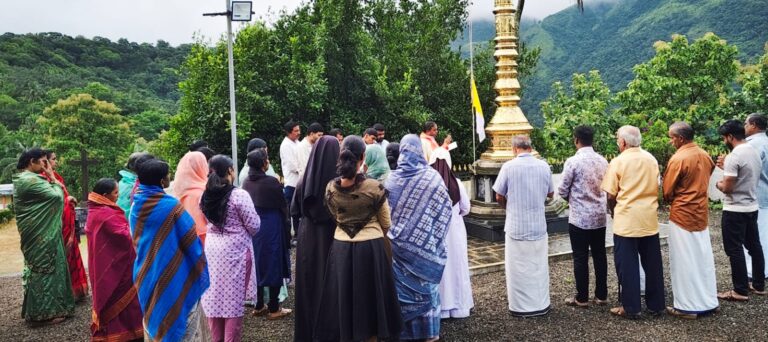 വെള്ളികുളം പള്ളിയിൽ വിശുദ്ധ അൽഫോൻസാ മ്മയുടെ തിരുനാളിന് വികാരി ഫാ .സ്കറിയ വേകത്താനം കൊടിയേറ്റ് കർമ്മം നിർവഹിക്കുന്നു