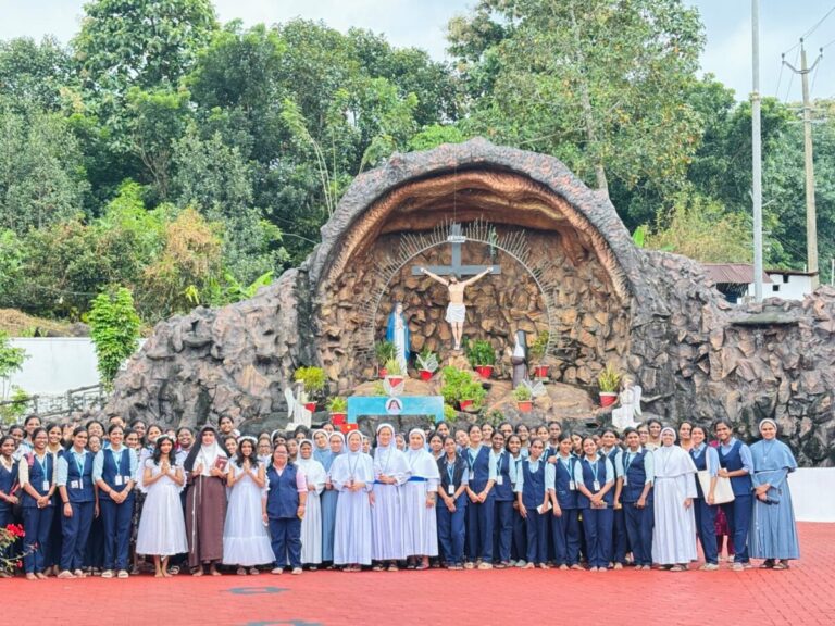 അൽഫോൻസ കോളേജിലെ കുട്ടികൾ വി.അൽഫോൻസാമ്മയുടെ സവിധത്തിലേയ്ക്ക് തീർത്ഥാടനം നടത്തി.
