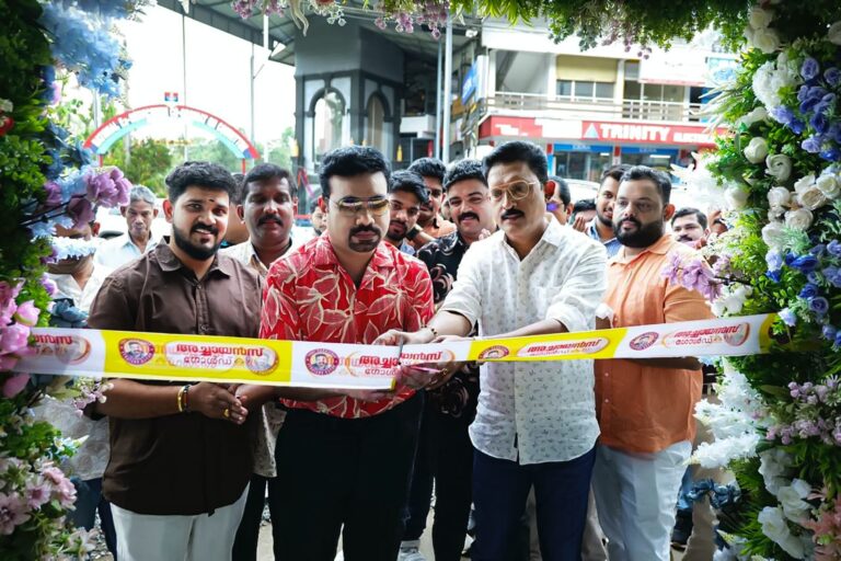 പിറവത്ത് അച്ചായൻസ് ഗോൾഡിന്റെ 47- മത് ഷോറൂം പ്രവർത്തനം തുടങ്ങി; ഉദ്ഘാടനം നിർവഹിച്ച് ടോണി വർക്കിച്ചൻ